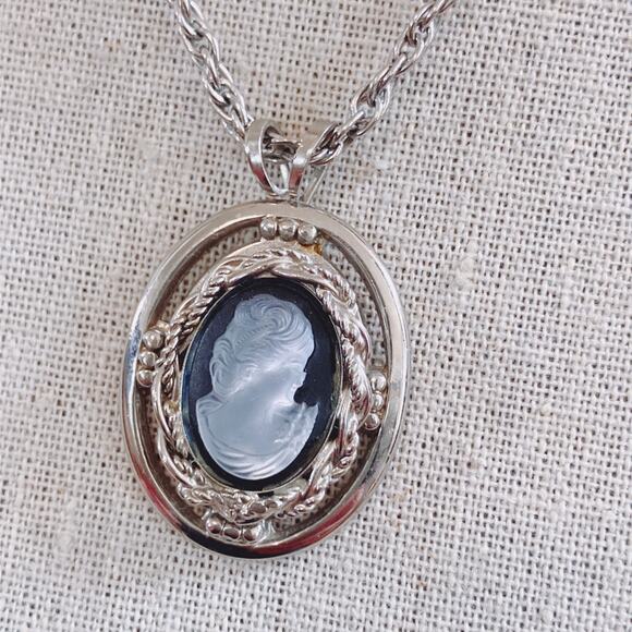 Mid Century Glass Cameo Pendant Necklace, VTG Silver Tone 70s Victorian Revival - Picture 8 of 13
